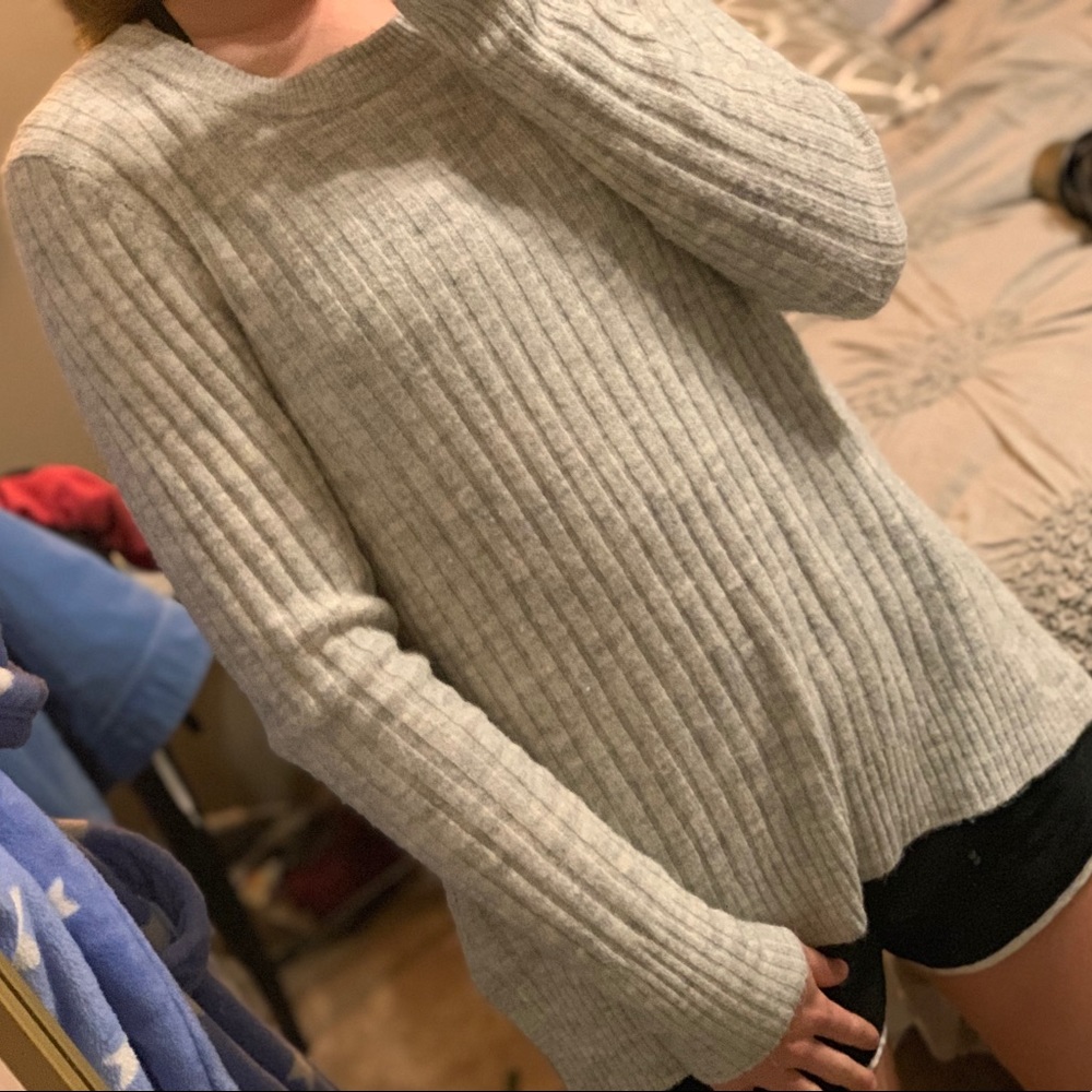 old navy sweater worn once perfect condition